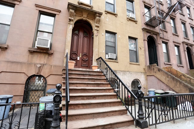 Building Photo - 545 Henry St
