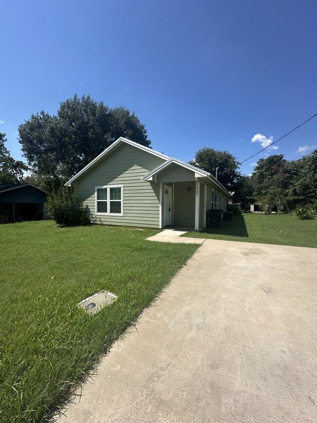 Building Photo - 907 Petty St