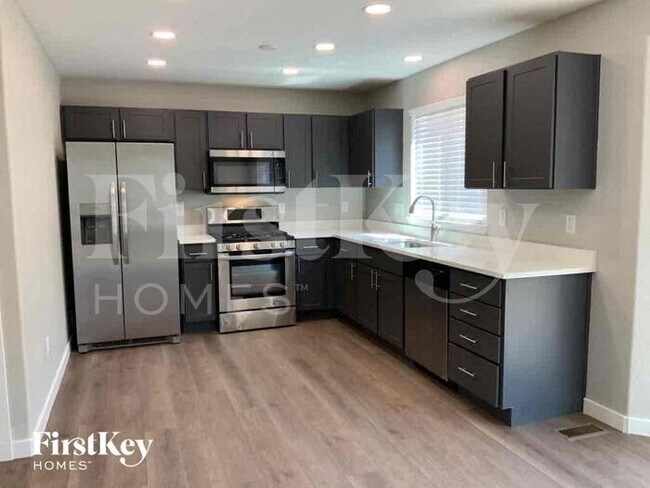 Foto del edificio - 7011 Creekfront Dr