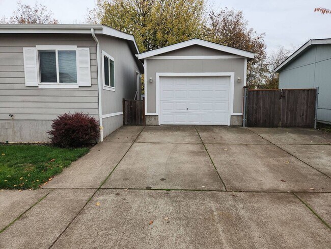 Building Photo - Pet Friendly 3bed : 2bath Home w/ 1 Car De...