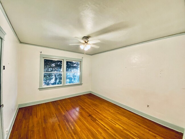 Foto del edificio - Beautiful 4 Bedroom Cottage in Kensington with Extra Room for an Office!