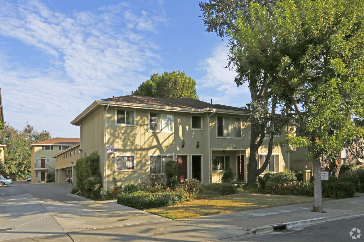 Primary Photo - Glen Eyrie Apartments