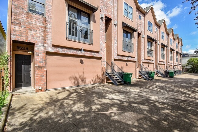 Building Photo - 953 Yale St