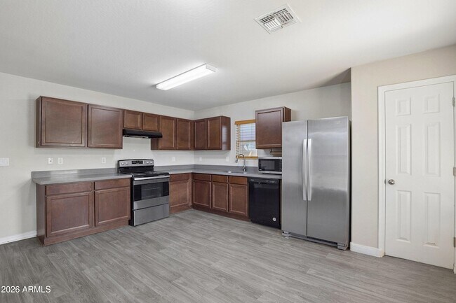 Foto del edificio - 1748 N Logan Ln