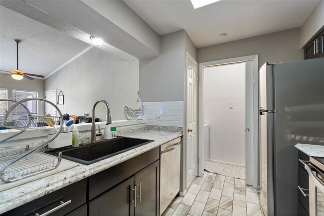 Building Photo - 807 W 25th St