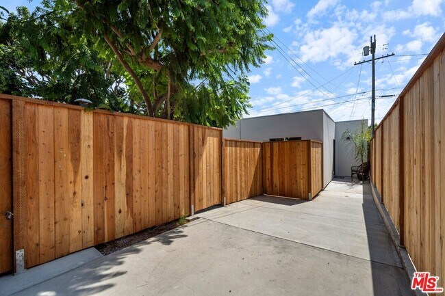 Building Photo - 5138 S Hillcrest Dr