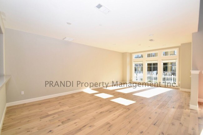 Foto del edificio - Gorgeous Three Bedroom Townhome in The Strand