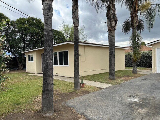 Foto del edificio - 4930 N Vincent Ave