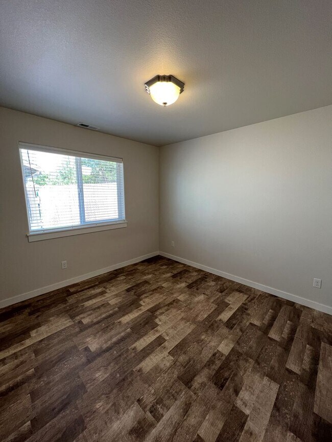 Foto del edificio - Nice 3 bedroom 2 bath Roseburg duplex