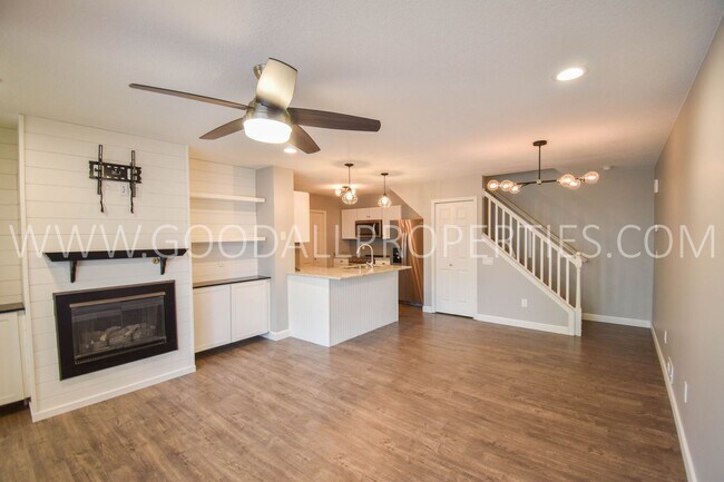 Foto del edificio - Updated 2-Bedroom Townhome Near Jordan Creek with Attached Garage