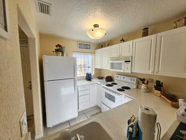 Foto del edificio - Available Feb. 1st, 2026! Charming Cape Canaveral Townhouse: 2 Bed, 2.5 Bath Retreat with 1,120 S...