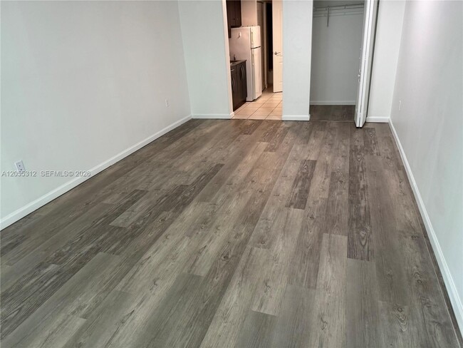 Building Photo - 1200 Brickell Bay Dr