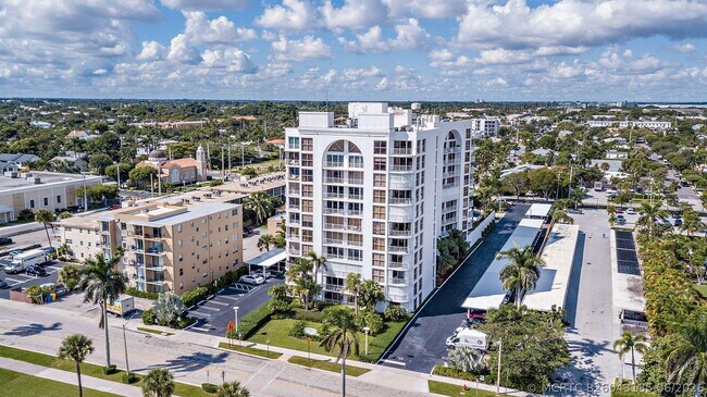 Building Photo - 3901 S Flagler Dr