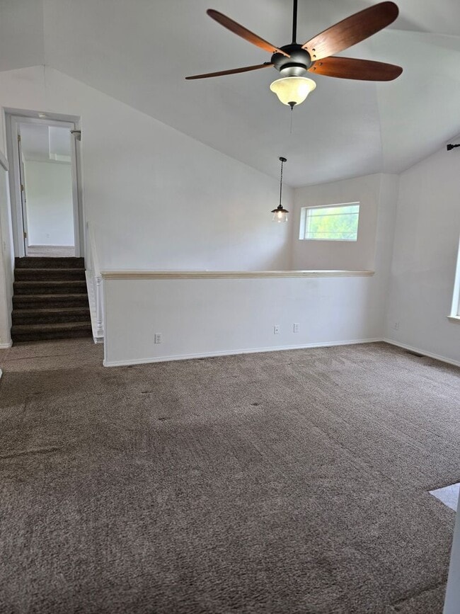 Building Photo - Lovely and spacious 5 bedroom 3 bath Post ...
