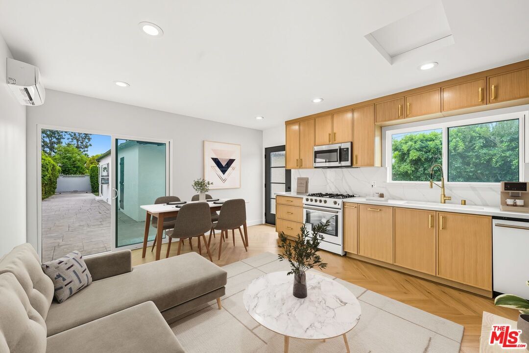 Foto principal - 6327 Babcock Ave