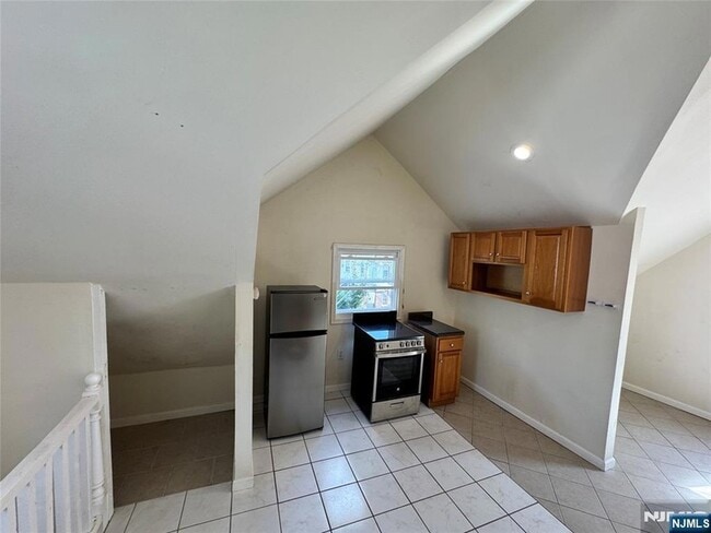 Building Photo - 163 Linden Ave