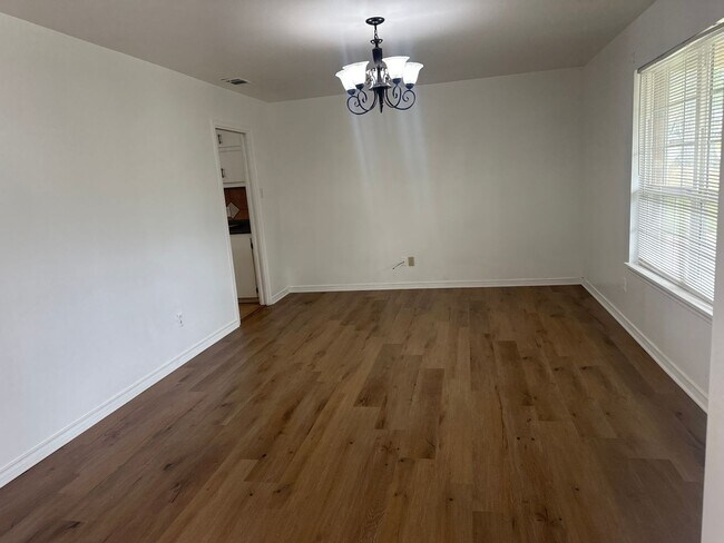 Foto del edificio - 2213 Suanne Dr