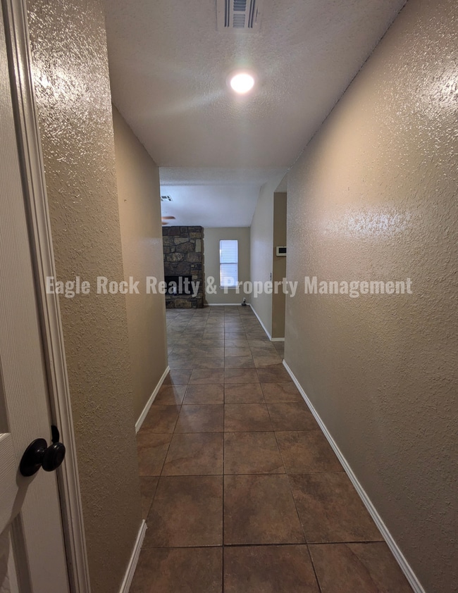 Building Photo - Tulsa House for Rent (3beds/2baths)