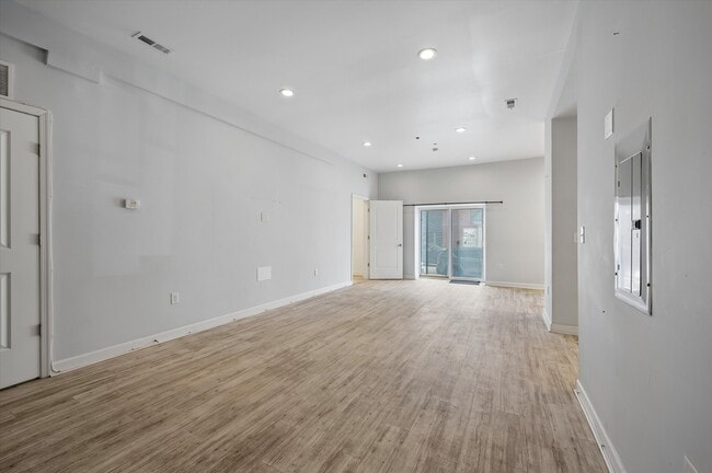 Building Photo - 980 N Marshall St
