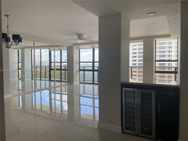 Foto del edificio - 600 NE 36th St
