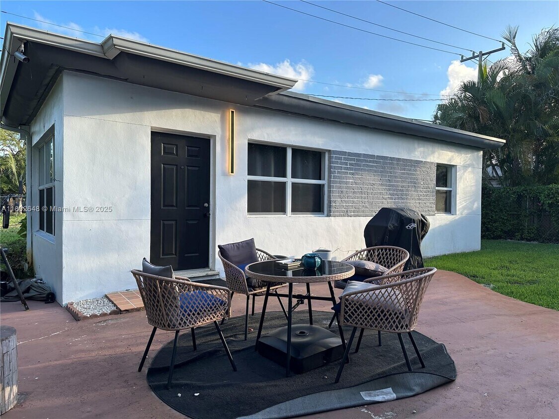 Foto principal - 910 NE 81st St