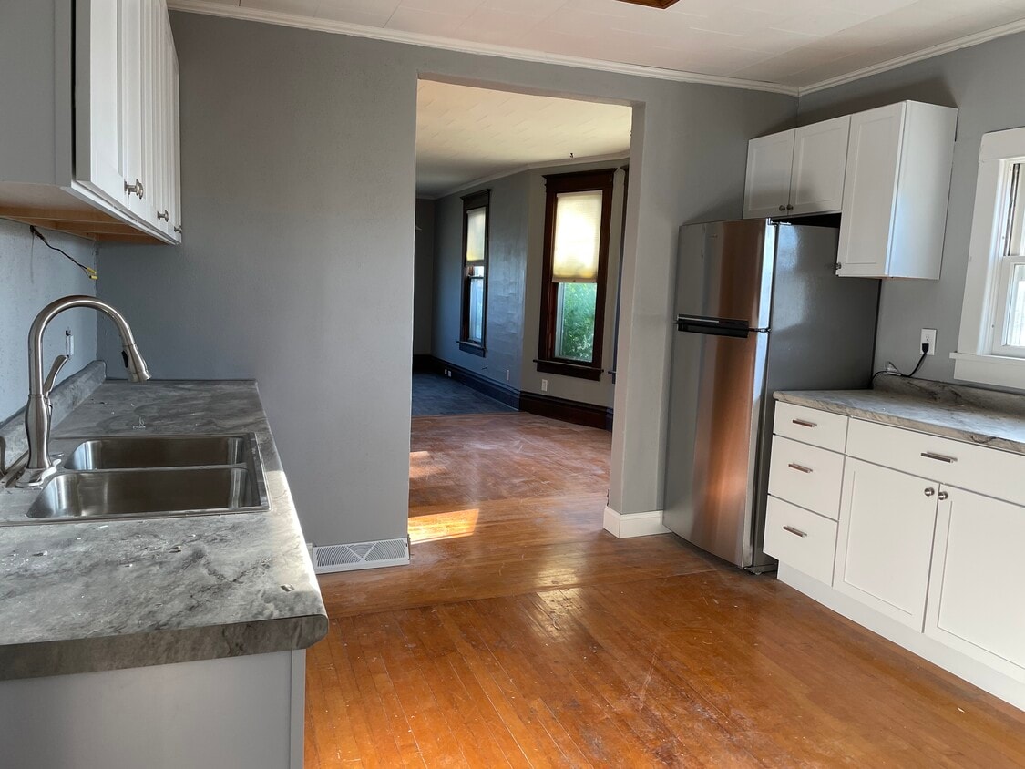 314 Otter Ave Unit Lower, Oshkosh, WI 54901 Apartments in Oshkosh, WI