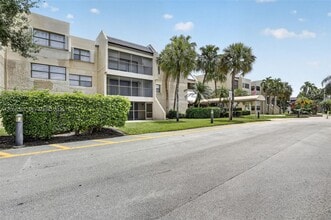 Building Photo - 220 Lakeview Dr