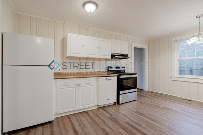 Building Photo - NOW OFFERING $250 OFF THE FIRST FULL MONTH...