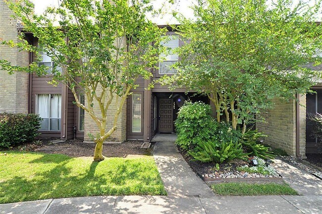 Building Photo - 2305 Broadlawn Dr