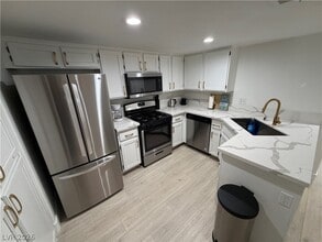 Building Photo - 3004 Ocean View Dr