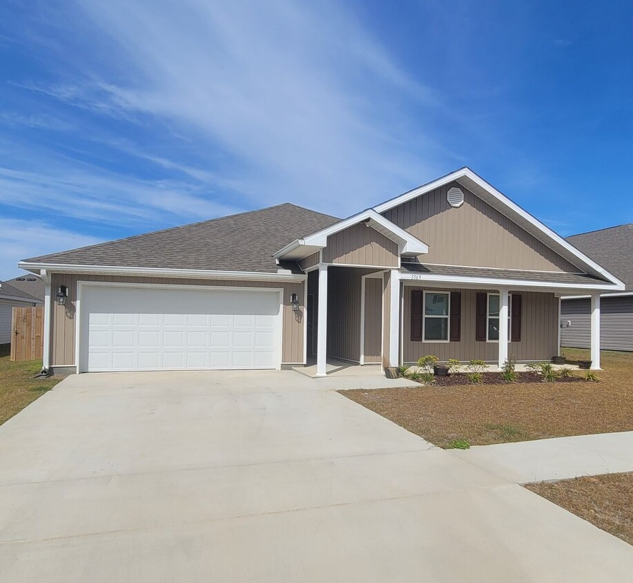 Foto principal - Spacious 4 bedroom 2 bath home w/2 car gar...