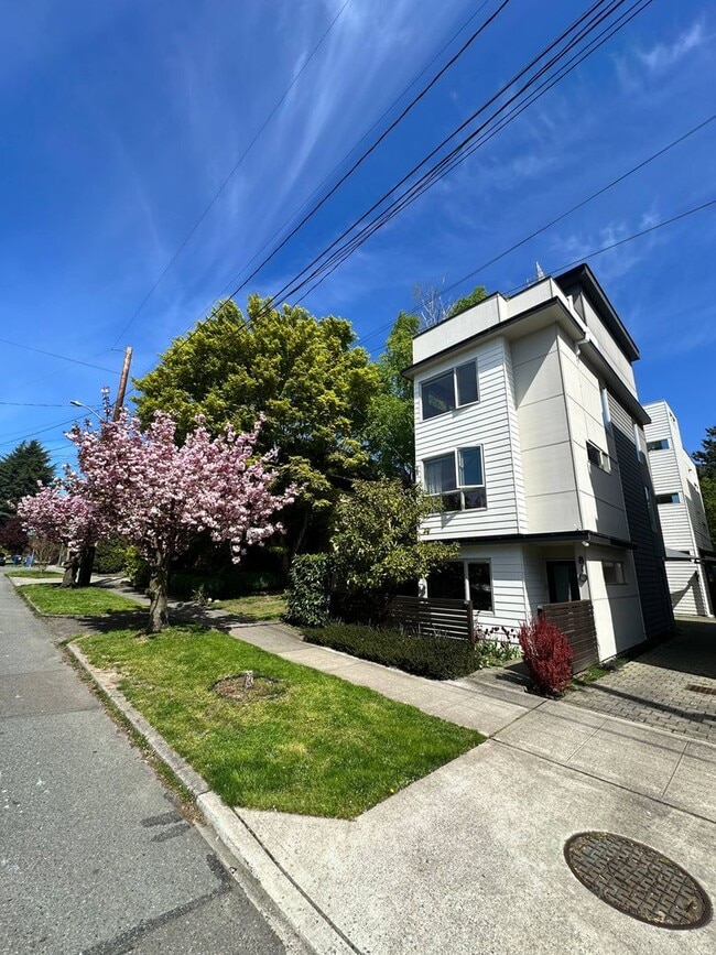 Building Photo - 810 24th Ave S