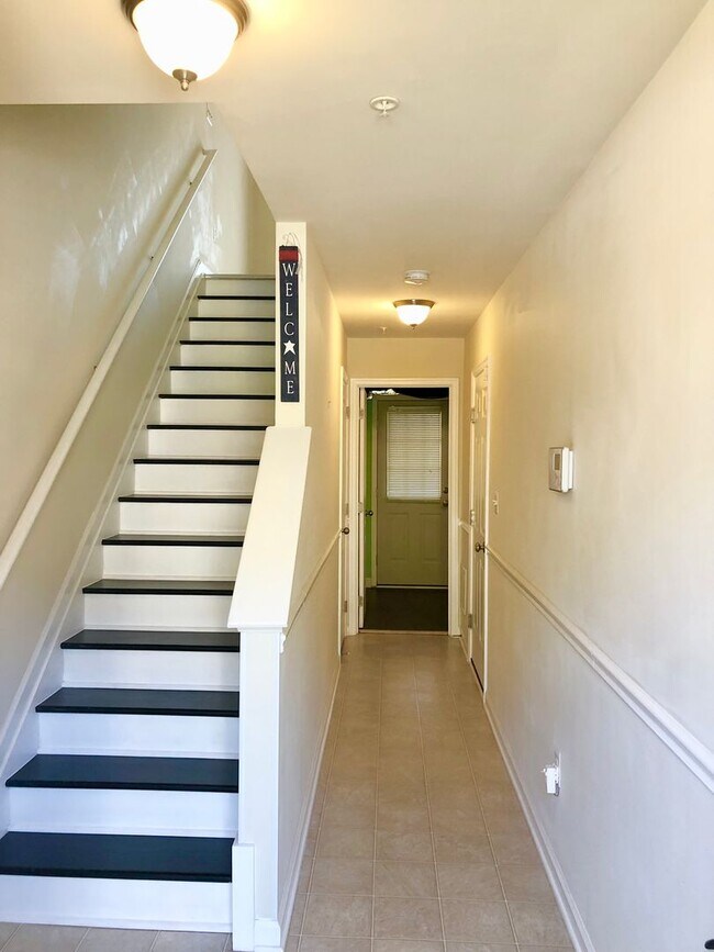 Building Photo - Gorgeous 2 Bedroom Townhouse in Glen Burnie!