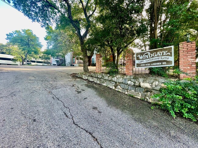 Foto del edificio - Gorgeous Condo, 2 Bedrooms/2 Balconies/2 Bathrooms - WALK TO CAMPUS! - Reduced Deposit - 50% off ...