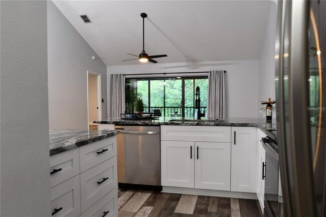 Foto del edificio - 1801 E Lake Rd S