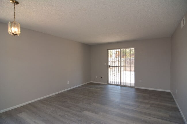 Building Photo - Charming 2 Bedroom 2 Bath Townhouse! South...