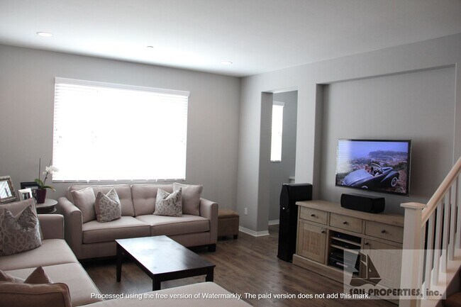 Foto del edificio - Beautiful Upgraded 3 Bd 3.5 Bth w/Large Bo...