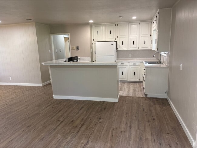 Building Photo - Freshly Updated & Ready For You!