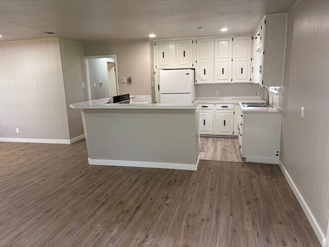 Foto del edificio - Freshly Updated & Ready For You!