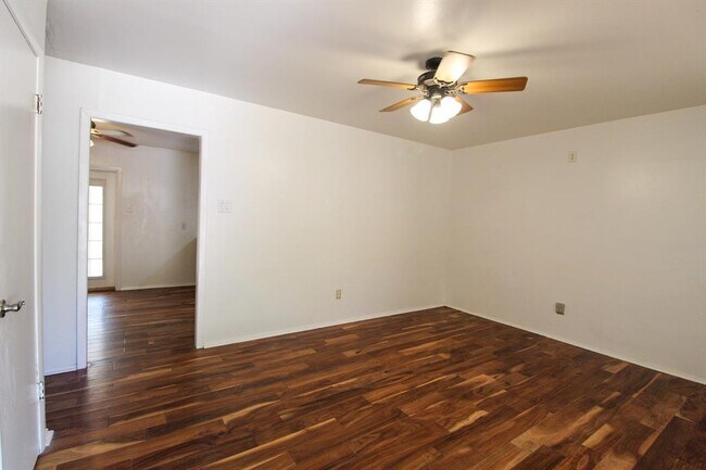 Building Photo - 1304 Woodlawn St