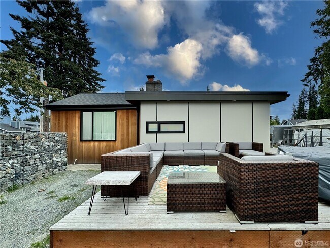 Foto del edificio - Remodeled 3 bdrm home on a large lot with 500 sq ft wrap around deck!
