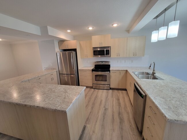 Photo du bâtiment - 1001 7 Ave