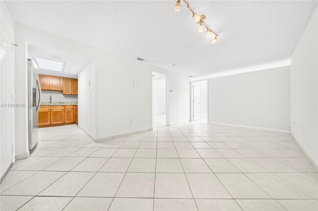 Foto del edificio - 1975 Normandy Dr