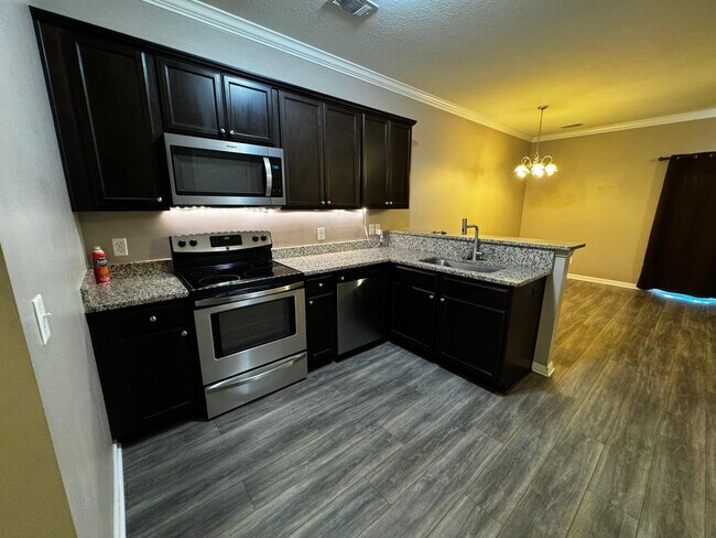 Foto del edificio - Highly Desirable Richmond Hill Townhome with 3 Bedroooms