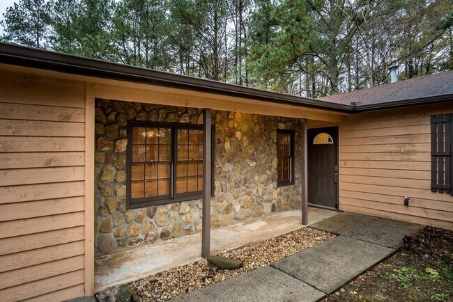 Building Photo - 2563 Valley Hill Dr