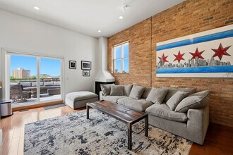 Building Photo - 1541 N Milwaukee Ave