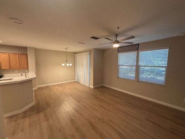 Building Photo - Luxurious 3 Bed / 3 Bath Condo in The Esplanade Condominiums - Folsom