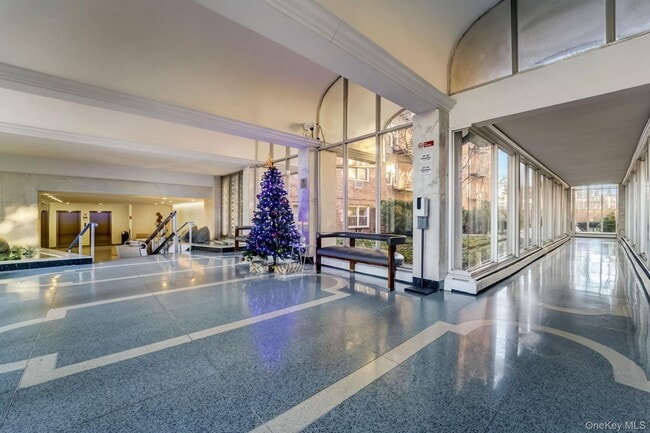 Foto del edificio - 54-44 Little Neck Pkwy