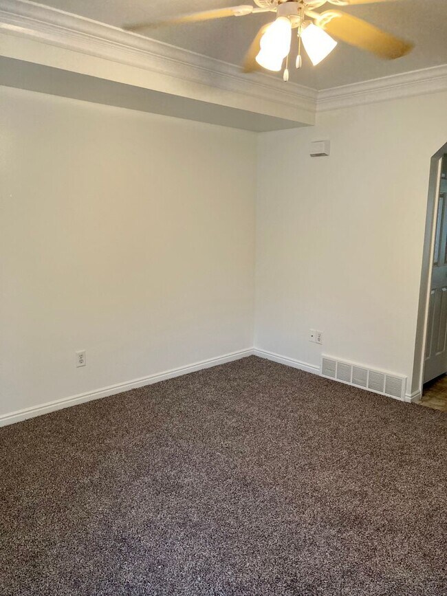 Foto del edificio - Beautiful North Ogden 2 bed 1.5 bath townhome with 1 Car Garage!!