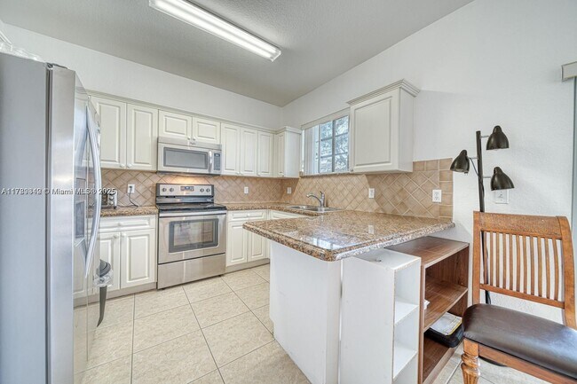 Foto del edificio - 2733 NE 3rd Ct